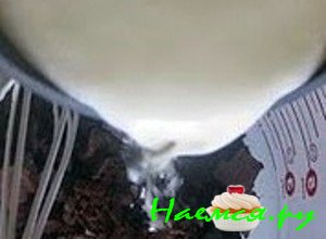 Снимите сливки быстро с плиты и залейте горячими сливками куски шоколада