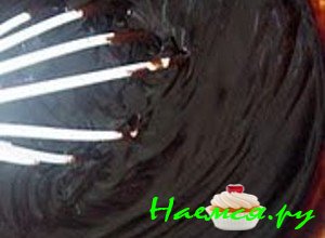 Сливки с шоколадом постоянно помешивайте, шоколад должен хорошенько раствориться и у Вас должна получиться однородная смесь