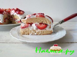 остывший корж разрежьте на две половинки