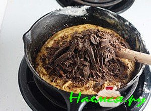 Потом в тестовую смесь потрите черный шоколад на крупной терке и снова перемешайте