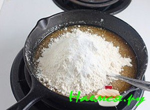 Потом в однородную смесь отправьте муку, которую несколько раз просейте, соду и немого соли