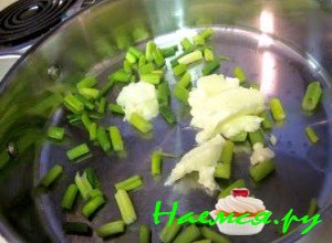 Потом помойте перья зеленого лука, порежьте его средними кусочками и отправьте в разогретую сковороду с растопленным сливочным маслом