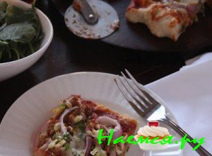 Пицца с колбасой и капустой