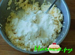 Смешайте творог, сахар, муку