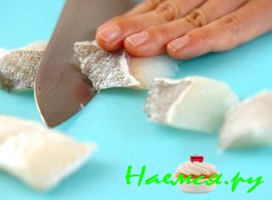 Порежьте рыбу кусочками