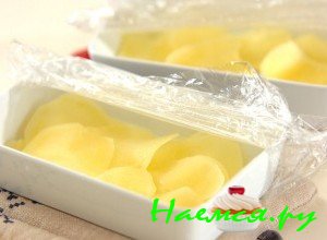 Положите картошку в контейнер