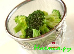 Опустите в кипяток брокколи