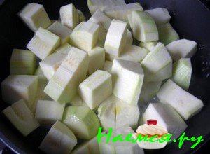 Нарежьте кабачки большими кусочками