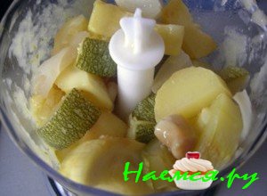 Измельчите кабачки