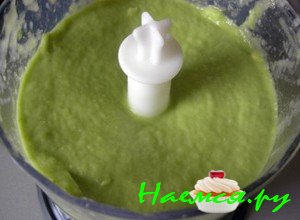 Измельчите авокадо в блендере