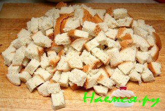 Нарежьте хлеб в виде кубиков