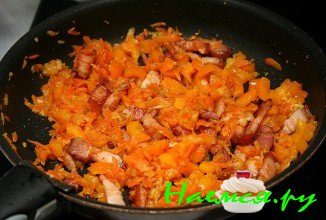 Добавьте лук и морковку