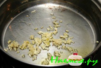 Чеснок обжарьте в сковородке