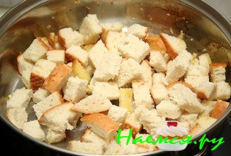 Добавьте на сковородку хлеб