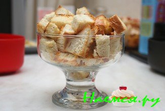 Разложите суп по тарелочкам, рядом поставьте сухари