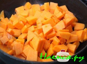 Порежьте кубиками тыкву