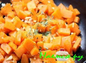 Добавьте чеснок и розмарин