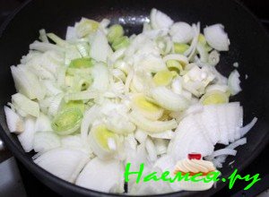 Почистите лук