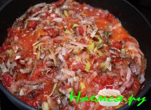 Добавьте ингредиенты к луку и тушите всё