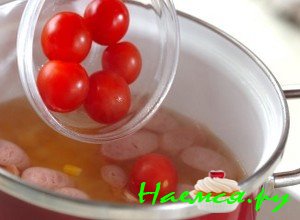 Добавьте помидоры черри
