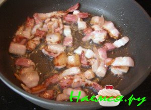 Обжарьте бекон