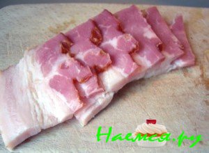 Порежьте бекон