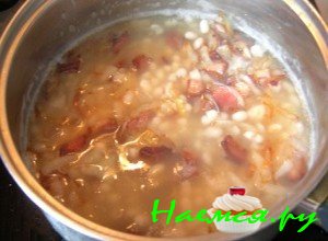 Добавьте лук с беконом в суп