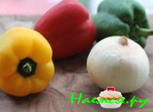 Помойте перец, почистите лук