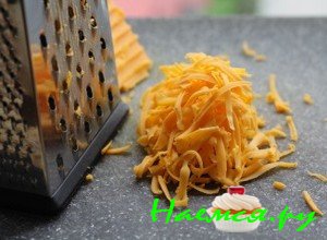 Потрите сыр на тёрке