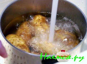 Отварите картофель