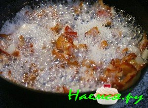 Добавьте к бекону лук