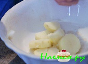 Нарежьте картофель кружочками