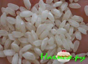 Промойте рис