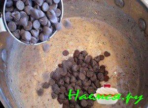 Добавьте кусочки шоколада