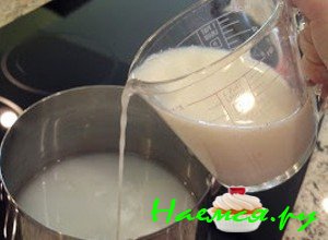 Влейте воду и молоко