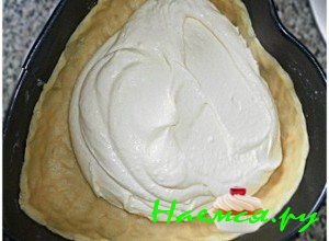 Выложите тесто на противень