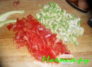 Нарежьте авокадо и помидоры