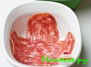 Возьмите формочку и на дно положите 2 кусочка салями