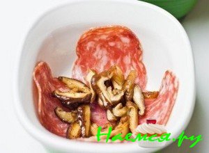 Обжаренные грибы положите на салями