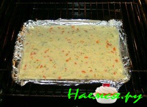 Выложите на противень и отправьте запекаться