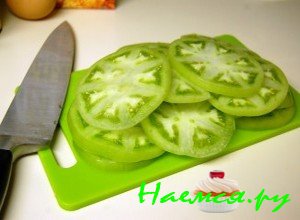 Порежьте зелёные помидоры