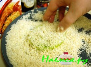 Обмакните помидоры в яичную массу, затем в сухари