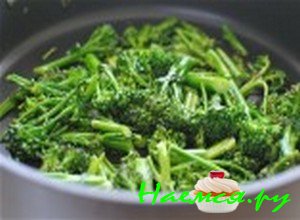 Обжарьте брокколи