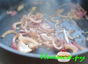 Обжарьте лук