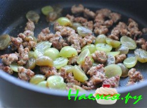 Обжарьте виноград с колбасой