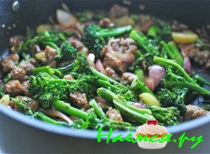 В сковородку с овощами влейте вина