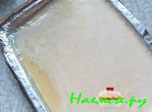 Вылейте массу на противень