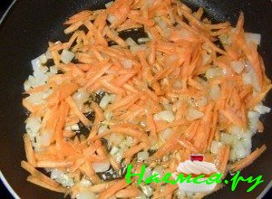 Обжарьте лук с морковкой