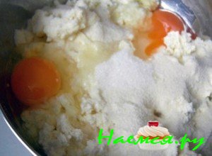 Смешайте ингредиенты и взбейте миксером