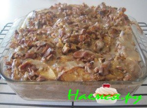 Рецепт яблочного пирога с орехами и беконом